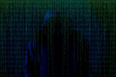 Siyah arka plandaki Asyalı hacker, şifre kırma, bilgi çalmak için güvenlik sistemlerini hackleme