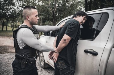 Polis ve hırsız kavramı. Polis suçluları yakalar. Kanunları çiğner.