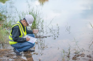 Çevre mühendisleri su kalitesini inceler, suyu test etmek için laboratuvara getirir, su ve topraktaki mineral içeriğini kontrol eder, su kaynaklarındaki kirleticileri kontrol ederler..