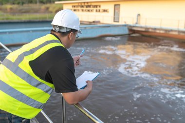 Çevre mühendisleri atık su arıtma tesislerinde, Su geri dönüşüm tesisinde tekrar kullanılmak üzere çalışan su tedarik mühendisliğinde çalışıyorlar