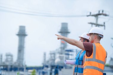 Elektrik santralinde çalışan iki mühendis, birlikte mutlu bir şekilde çalışıp, sorunu çözümlemede birbirlerine yardım ederek, kalkınma yönergeleri hakkında danışmanlık yaparak,