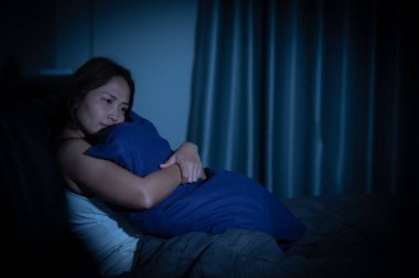 Asyalı kadınların büyük endişeleri var. Bu yüzden uyuyamıyor. İş stresi yüzünden.