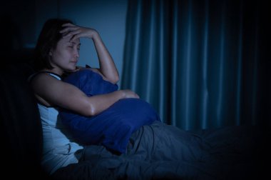 Asyalı kadınların büyük endişeleri var. Bu yüzden uyuyamıyor. İş stresi yüzünden.