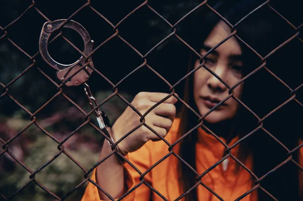 オレンジの服を着た囚人 白い背景に刑務所の制服でアジアの女性の肖像 — ストック写真