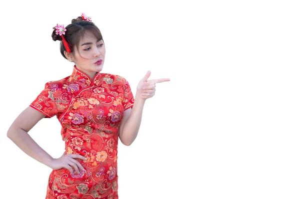 穿着白色背景旗袍的美丽的亚洲女人 泰国人 中国新年快乐的观念 穿着中国传统服饰的快乐的亚洲女人 — 图库照片