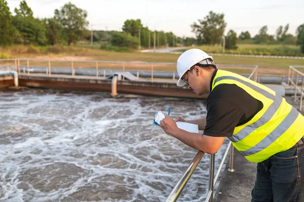 Umweltingenieure Arbeiten Kläranlagen Wasserversorgungstechniker Arbeiten Wasserrecyclinganlagen Zur Wiederverwendung — Stockfoto