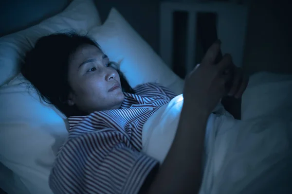 Mulher Asiática Jogando Jogo Smartphone Cama Noite Pessoas Tailândia Mídia — Fotografia de Stock