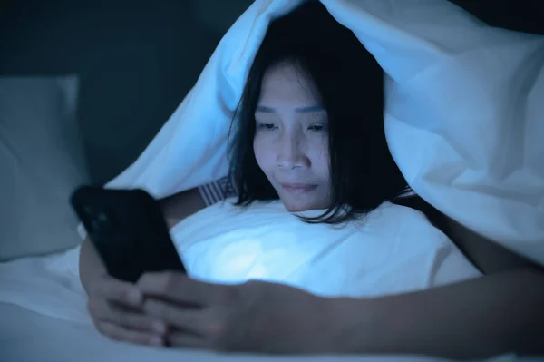 Mulher Asiática Jogando Jogo Smartphone Cama Noite Pessoas Tailândia Mídia — Fotografia de Stock