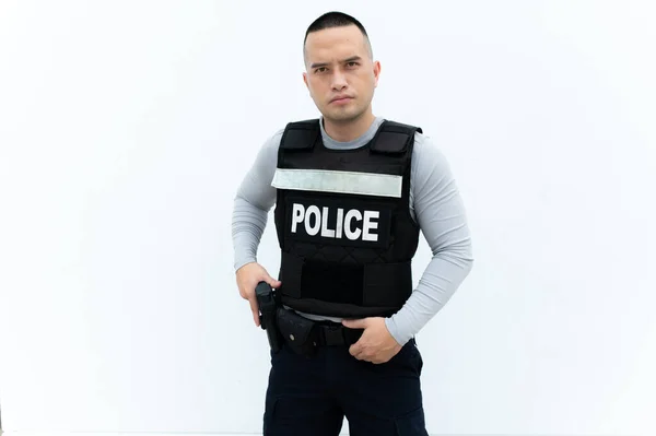 Retrato Polícia Segurar Arma Mão Fundo Branco Bonito Asiático Policial — Fotografia de Stock