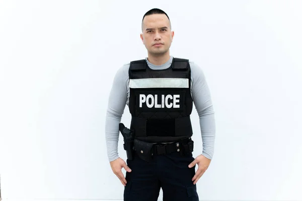 警察拿着枪拿着白色背景的画像 英俊的亚洲警察 — 图库照片