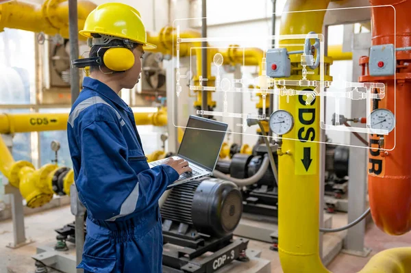 Técnico Mantenimiento Una Planta Calefacción Trabajadores Petroquímicos Supervisan Operación Gasoductos — Foto de Stock