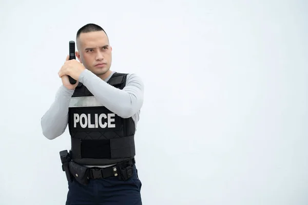 Portret Policjanta Bronią Ręku Białym Tle Przystojny Azjatycki Policjant — Zdjęcie stockowe