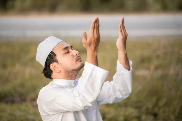 Ázsiai Iszlám Férfi Ima Fiatal Muszlim Imádság Ramadán Fesztivál Koncepció — Stock Fotó