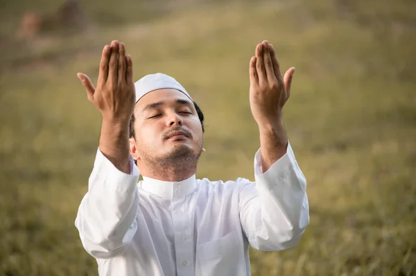 Asyalı Müslüman Duası Genç Müslüman Namazı Ramazan Festivali Konsepti — Stok fotoğraf