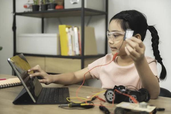 Asiático Littlle Menina Construção Codificação Robô Stem Classe Fixação Reparação — Fotografia de Stock