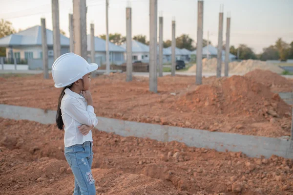 Ingenieurskinderkonzept Asiatisches Kleines Mädchen Trägt Ingenieuruniform Bei Der Arbeit Auf — Stockfoto