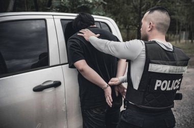Polis ve hırsız kavramı. Polis suçluları yakalar. Kanunları çiğner.