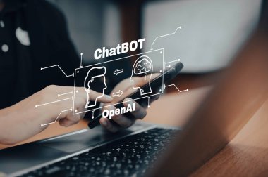 Akıllı telefonu olan Asyalı adam, sosyal medyaya bağlanmak için cep telefonunu kullanıyor
