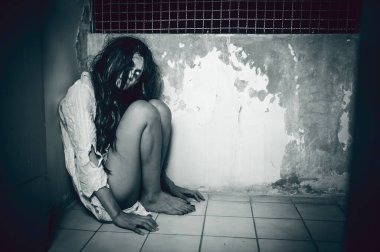 Asyalı kadın makyajı hayaleti, arka plan korku sahnesi, Cadılar Bayramı festivali konsepti, hayalet filmleri afişi, dairede kızgın ruh.