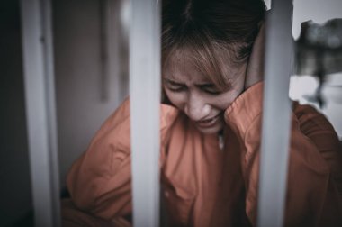 Demir hapishaneyi, mahkûm konseptini, Tayland halkını yakalamak isteyen kadınların elleri, özgür olmak isteyen kadınların elleri, eğer yasaları çiğneyip hapse girerlerse,.