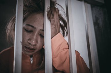 Demir hapishaneyi, mahkûm konseptini, Tayland halkını yakalamak isteyen kadınların elleri, özgür olmak isteyen kadınların elleri, eğer yasaları çiğneyip hapse girerlerse,.