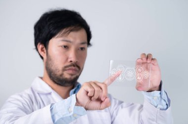 Asyalı doktor hastane laboratuvarında akciğer hastalıklarını kontrol etmek için sanal ekran akciğeri tutuyor, bilim adamı dijital ekranda çalışıyor