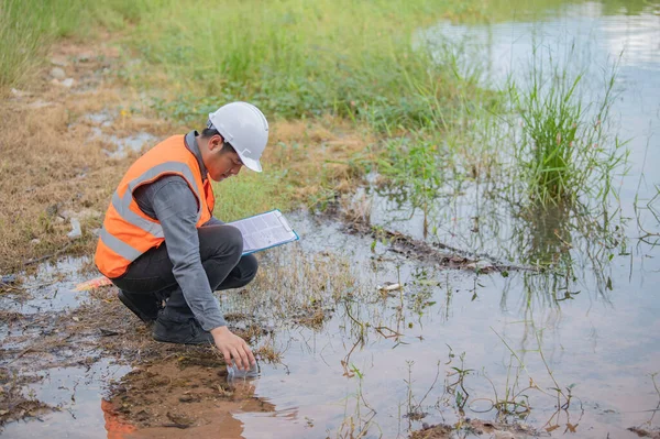 Milieu Ingenieurs Inspecteren Waterkwaliteit Breng Water Naar Het Lab Voor — Stockfoto