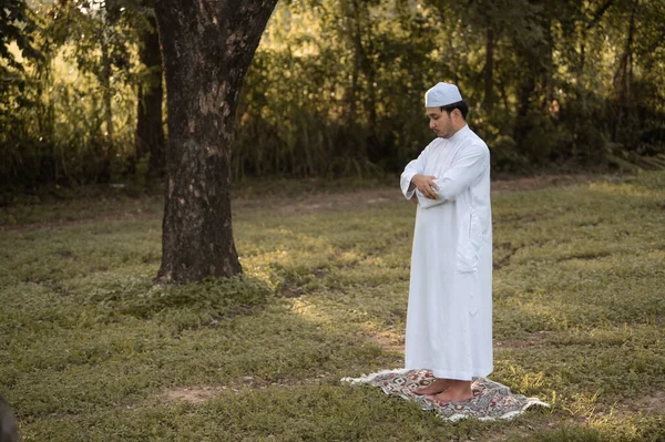 亚洲岛民男子祷告 年轻穆斯林祷告 斋月节概念 — 图库照片