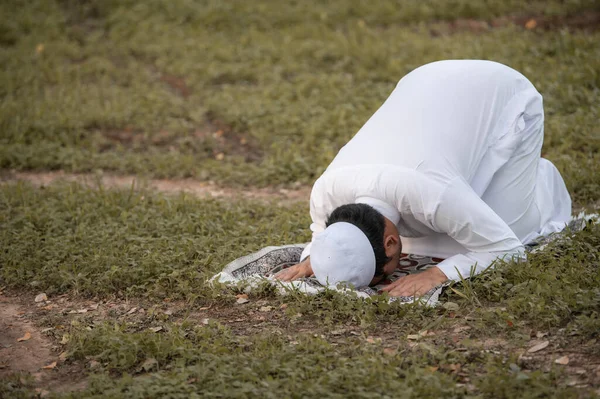 Asiatico Islam Uomo Preghiera Giovani Musulmani Preghiera Ramadan Festival Concetto — Foto Stock