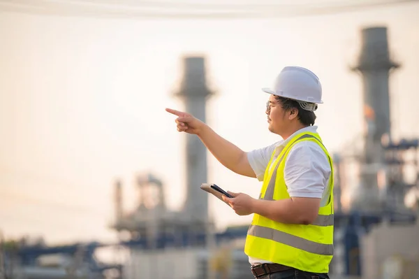 Asiatische Mann Petrochemie Ingenieur Arbeitet Bei Und Gasraffinerie Anlage Industrie — Stockfoto