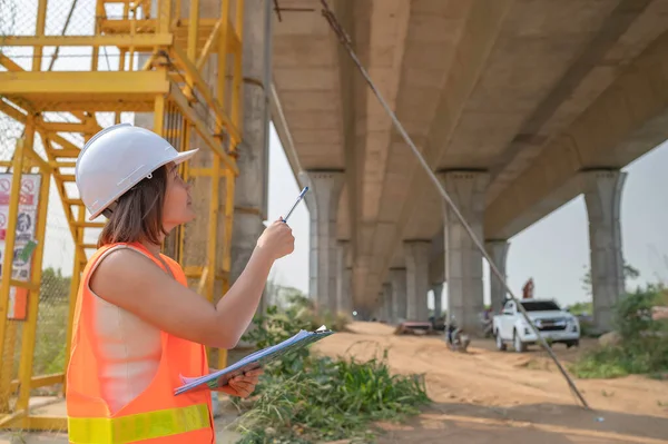 Eine Asiatische Ingenieurin Arbeitet Auf Einer Autobahnbrücke Bauarbeiter Inspizieren Arbeiten — Stockfoto
