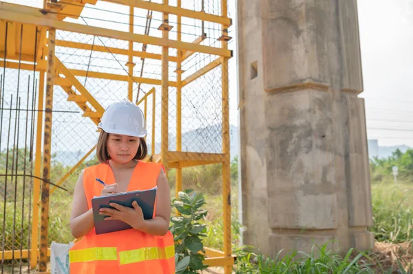 Eine Asiatische Ingenieurin Arbeitet Auf Einer Autobahnbrücke Bauarbeiter Inspizieren Arbeiten — Stockfoto