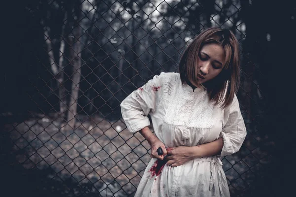 Güzel Asyalı Kadın Cinayet Konsepti Cesette Kan Korku Sahnesi — Stok fotoğraf