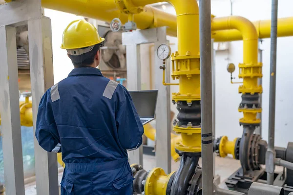 Onderhoudstechnicus Een Verwarmingsinstallatie Petrochemische Arbeiders Toezicht Houden Werking Van Gas — Stockfoto