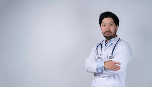 Beyaz Arka Planda Asyalı Akıllı Doktor — Stok fotoğraf