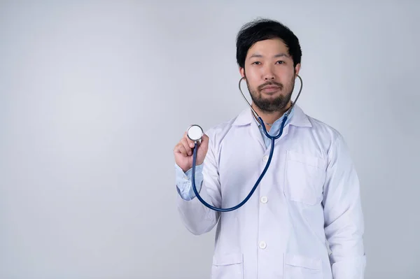 Asiatische Smart Arzt Auf Weißem Hintergrund — Stockfoto