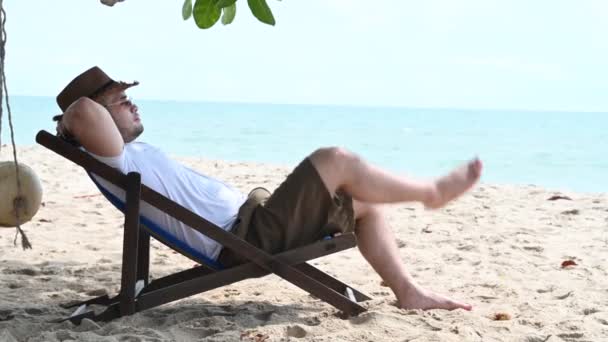 Ασιάτης Όμορφος Άντρας Κάθεται Για Χαλαρώσει Στην Παραλία — Αρχείο Βίντεο
