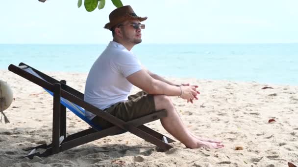 アジアのハンサムな男は海辺のビーチでリラックス — ストック動画
