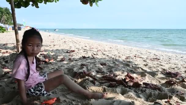 Asiatico Bambina Giocare Spiaggia — Video Stock