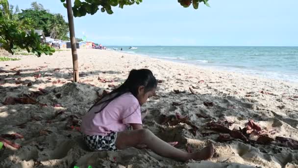 Asiatico Bambina Giocare Spiaggia — Video Stock