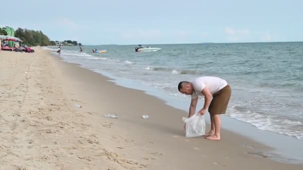 Ázsiai Férfi Szemetet Tart Tengerparton Emberek Önkéntesek Műanyag Üvegek Szemetét — Stock videók