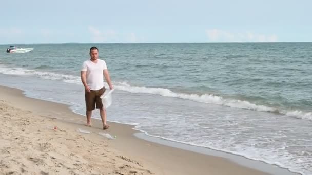 Asiatico Uomo Mantenere Immondizia Dentro Mare Spiaggia Gente Volontario Mantenere — Video Stock