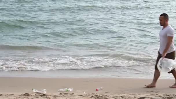 Asiatico Uomo Mantenere Immondizia Dentro Mare Spiaggia Gente Volontario Mantenere — Video Stock