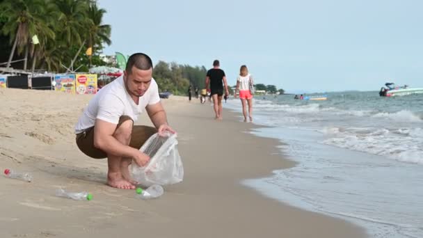 Pria Asia Menyimpan Sampah Dalam Pantai Laut Orang Orang Secara — Stok Video