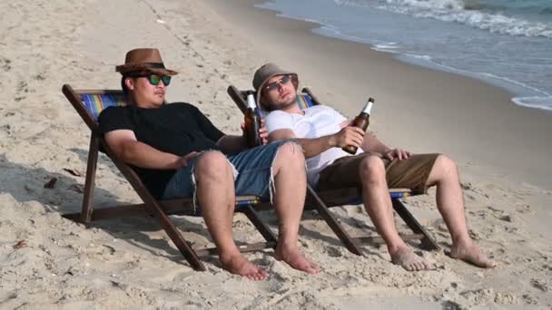 Asijské Pohledný Muži Sedět Relaxaci Pobřeží — Stock video