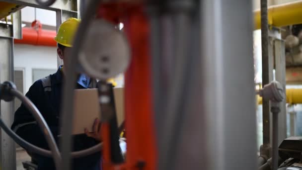 Τεχνικός Συντήρησης Εργοστάσιο Θέρμανσης Πετροχημικός Εργάτης Επιβλέπει Λειτουργία Αγωγών Αερίου — Αρχείο Βίντεο