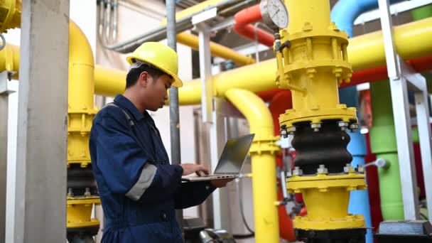 Técnico Mantenimiento Una Planta Calefacción Trabajador Petroquímico Supervisa Operación Gasoductos — Vídeo de stock
