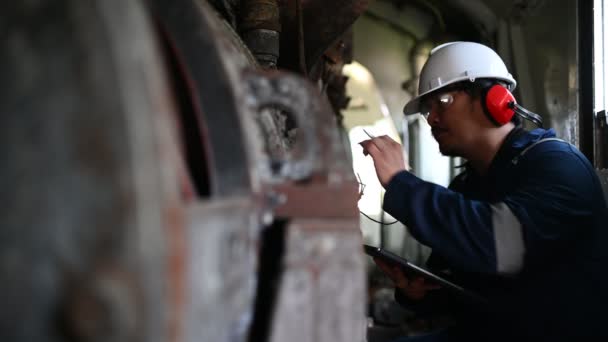 发动机工程师在工厂检查大型机器 铁路引擎维修技术员 引擎维修机械经理 — 图库视频影像