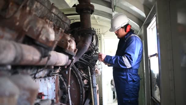Ingeniero Motores Inspeccionando Grandes Máquinas Fábrica Técnico Mantenimiento Motores Ferroviarios — Vídeos de Stock