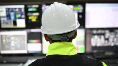 Kontrol odasında çalışan mühendis, yönetici kontrol sistemi, birçok monitörden teknisyen izleme programı.